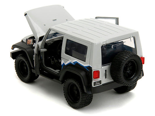 Jeep Wrangler de 2007 gris y negro con franjas azules y blancas y ruedas adicionales, serie «Just Trucks», modelo a escala 1/24 de metal fundido de Jada
