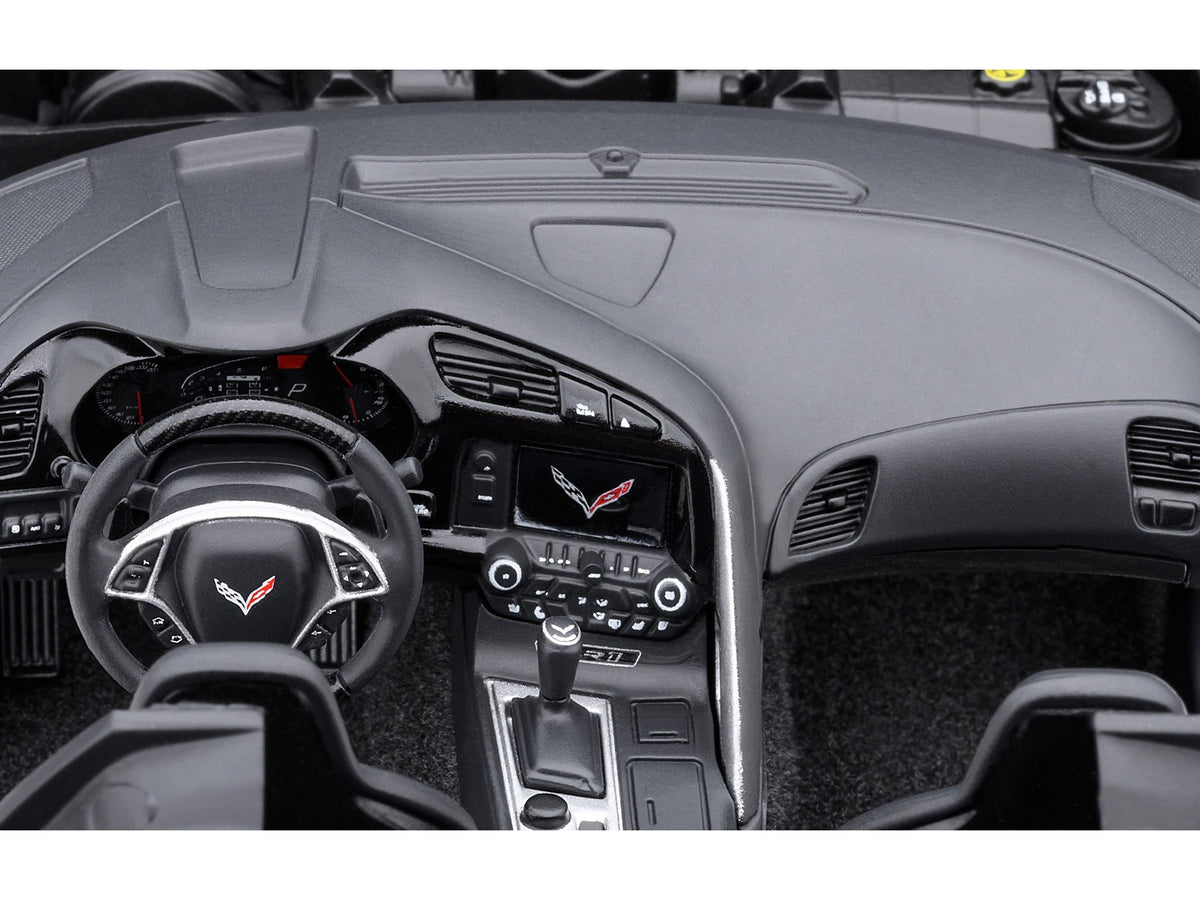 Miniature 1/18 Chevrolet Corvette C7 ZR1 model car in Arctic White with carbon top by Autoart, detailed Corvette models by Miniature Motors.