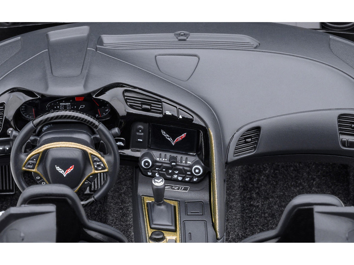 Miniature 1/18 Chevrolet Corvette C7 ZR1 model car in Sebring Orange Tintcoat with carbon top, by Autoart.