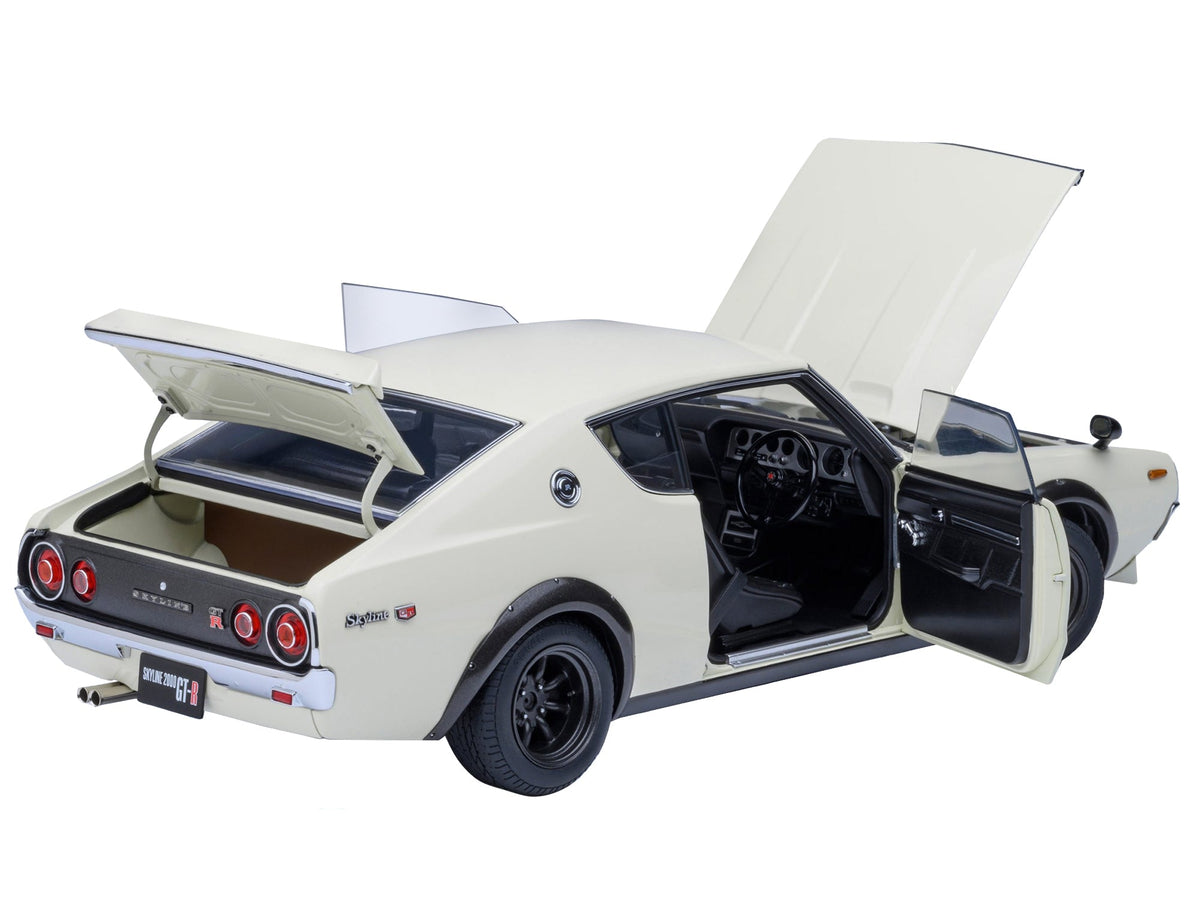 White Nissan Skyline 2000GT-R KPGC110 model car in 1/18 scale by Miniature Motors, detailed RHD tuned version by Autoart.