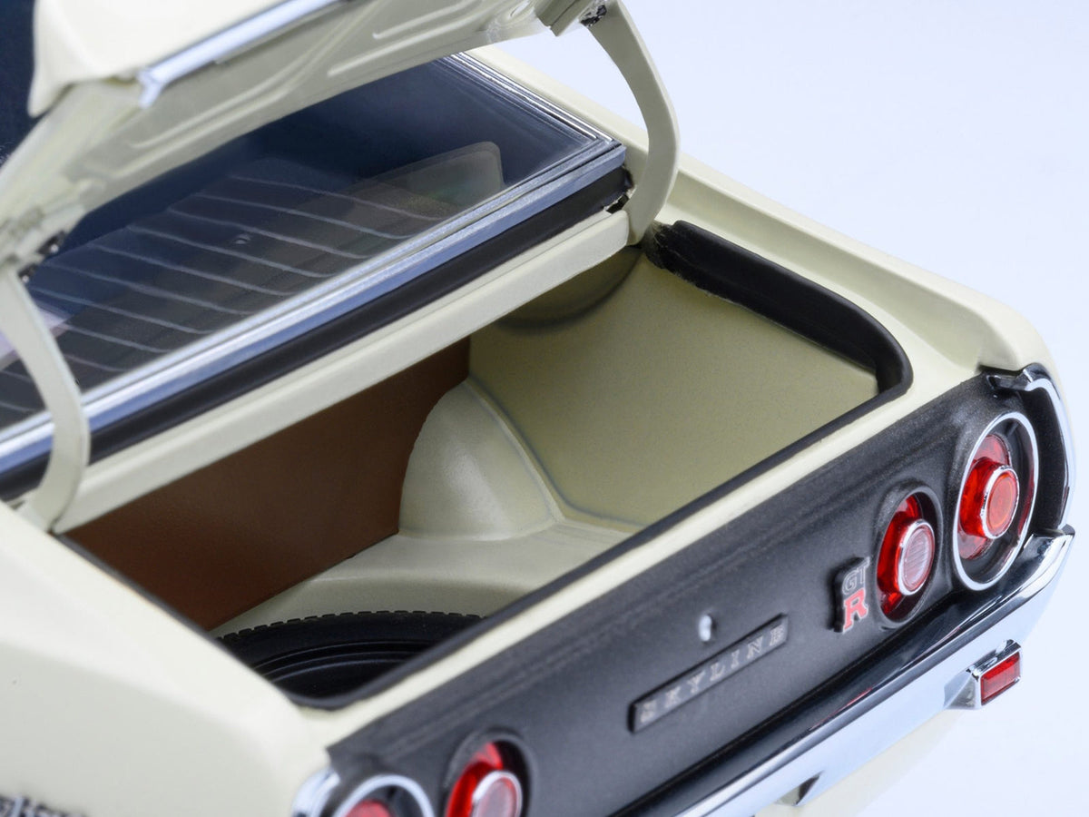 White Nissan Skyline 2000GT-R (KPGC110) 1/18 scale model car by Autoart, detailed miniature of RHD Nissan Skyline.