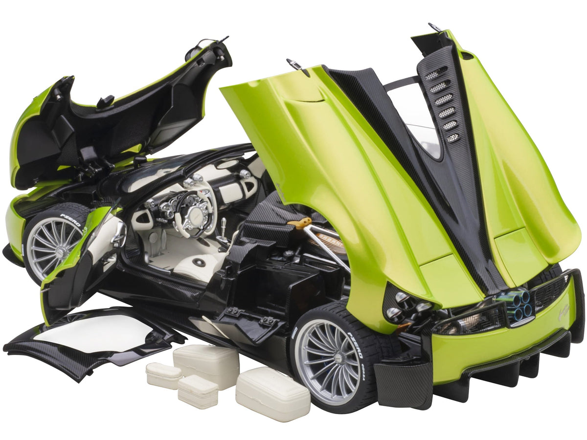 Miniature Pagani Huayra Roadster Verde Firenze model car in green metallic with carbon details and matching luggage set, 1/18 scale.