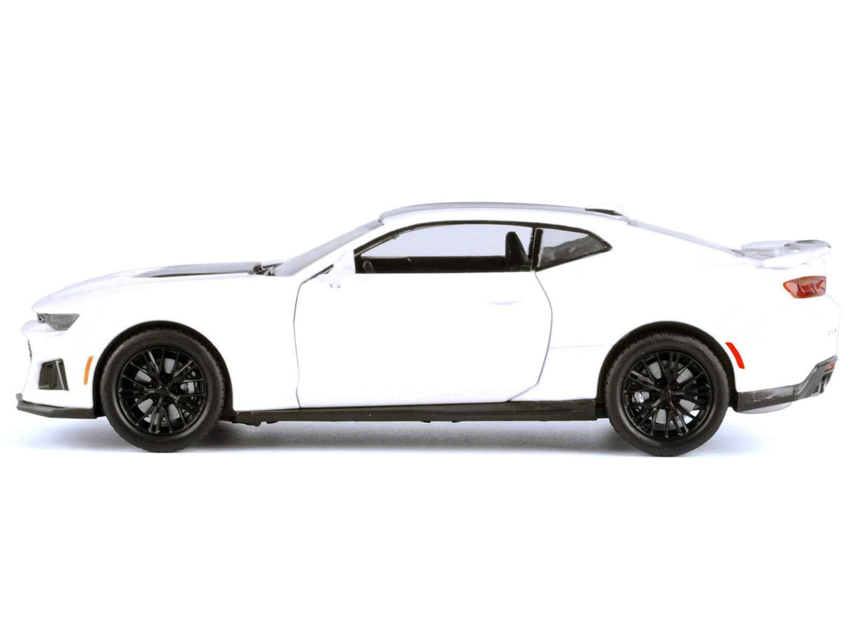 White 2017 Chevrolet Camaro ZL1 diecast model car by Miniature Motors, detailed 1/24 scale Chevrolet model from Motormax.