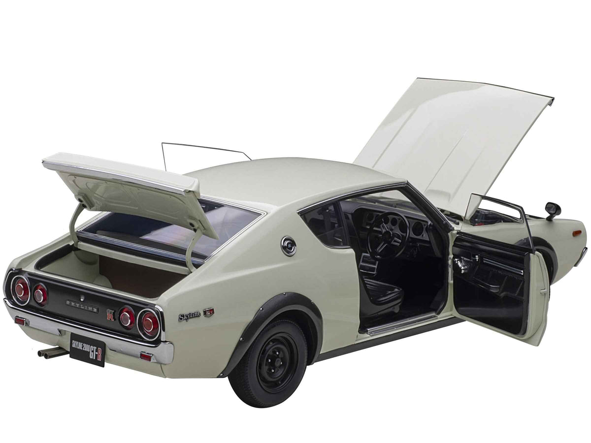 White Nissan Skyline 2000GT-R (KPGC110) 1/18 scale model car by Autoart, detailed right-hand drive Nissan model.