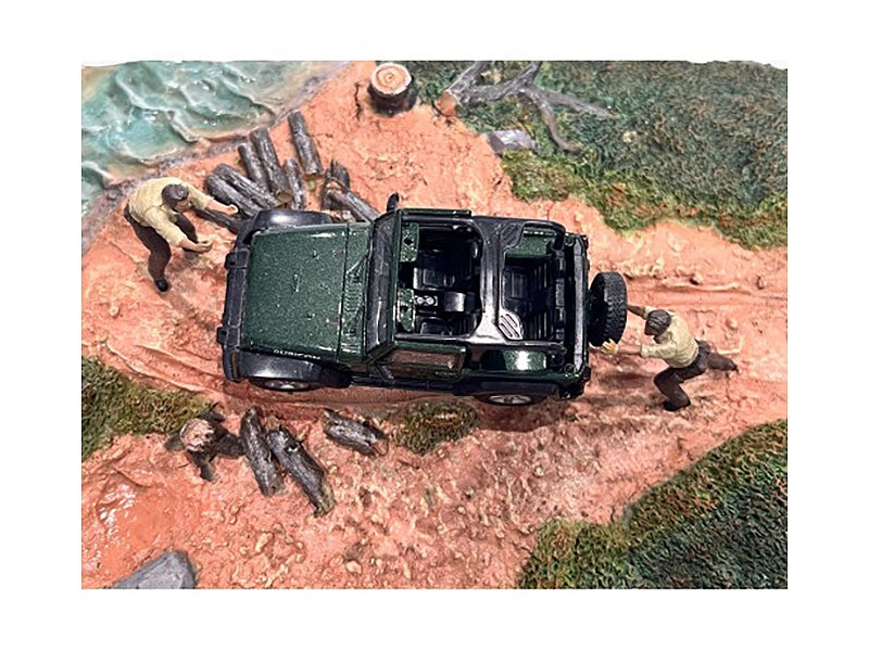 Two 1/43 scale diecast mechanic figures by Miniature Motors for 4X4 models, detailed miniature figures for dioramas.