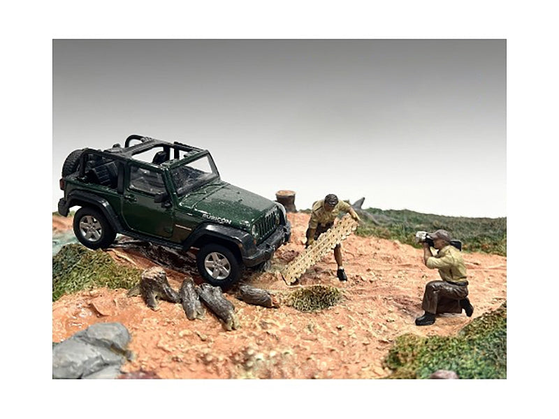 Two 1/43 scale diecast mechanic figures from Miniature Motors' 4X4 Mechanics set by American Diorama, detailed for model displays.