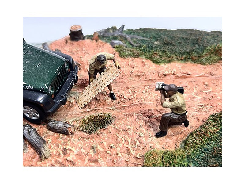 Miniature Motors 4X4 Mechanics diecast figure set, 2-piece 1/43 scale models by American Diorama, showing detailed mechanic figures.