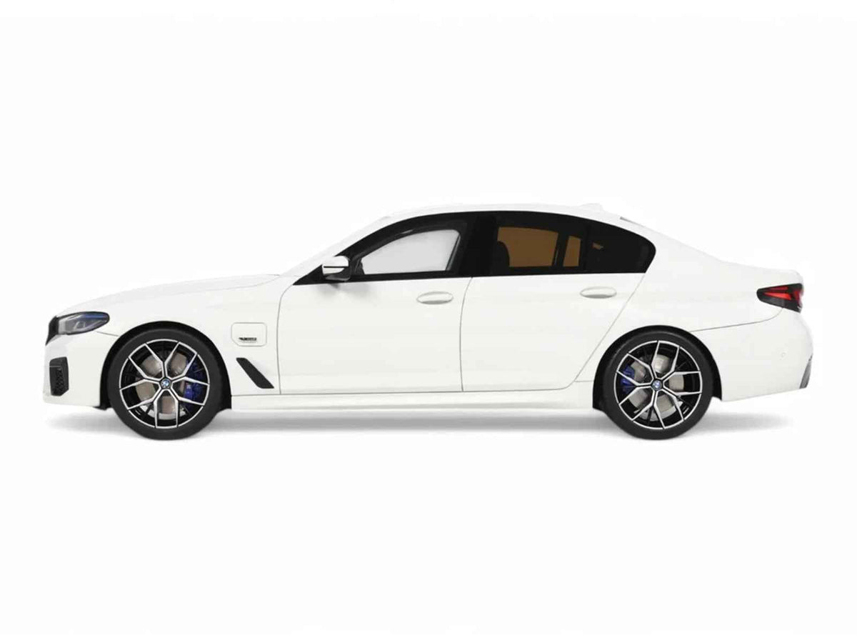 Miniature BMW 545e xDrive M Sport model car in Alpine White by GT Spirit, detailed 1/18 scale vehicle with realistic features