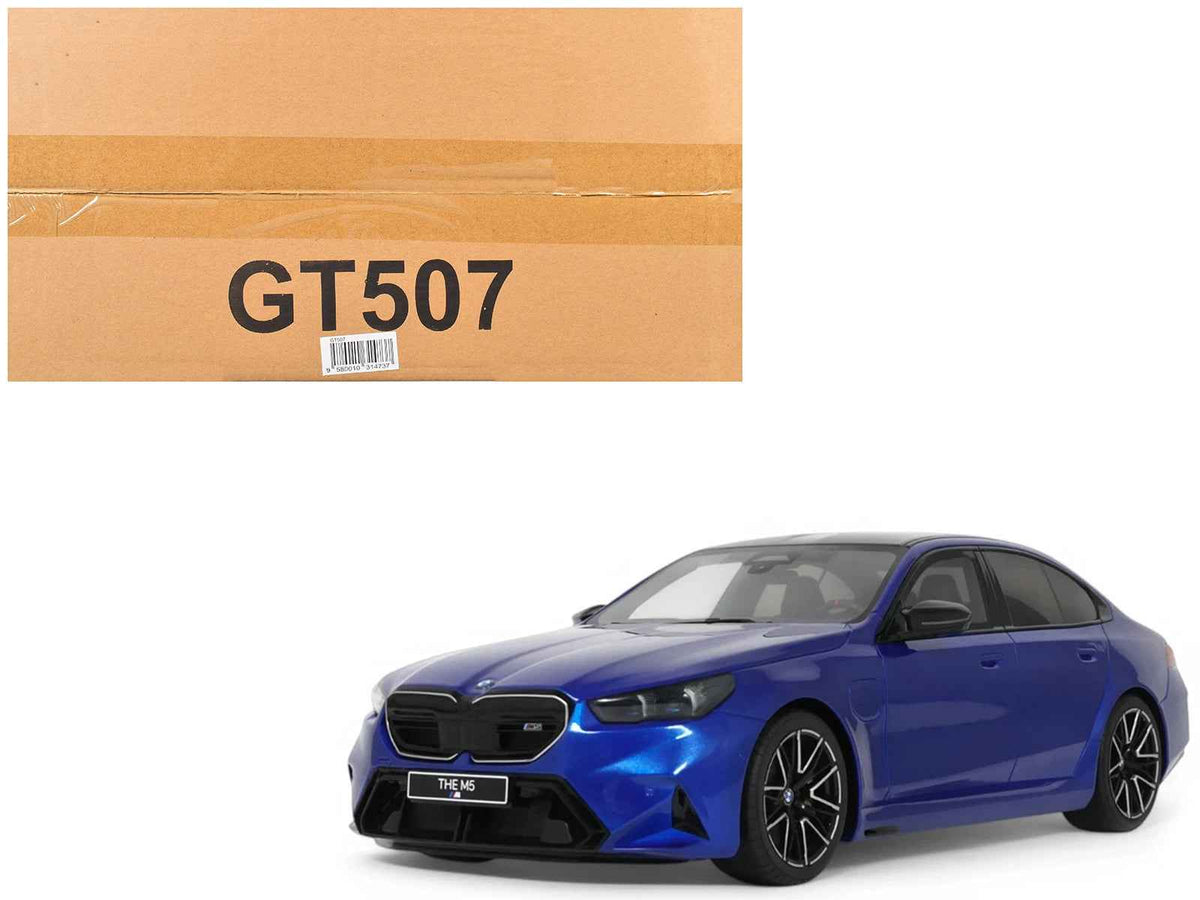 Miniature 1/18 BMW M5 G90 model car in Marina Bay Blue Metallic with black roof, detailed GT Spirit BMW models.