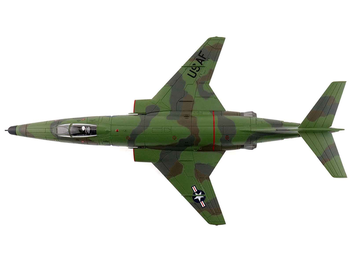 Miniature Motors 1/72 diecast model of McDonnell RF-101A Voodoo fighter aircraft in U.S. Air Force markings, 1965 military model.