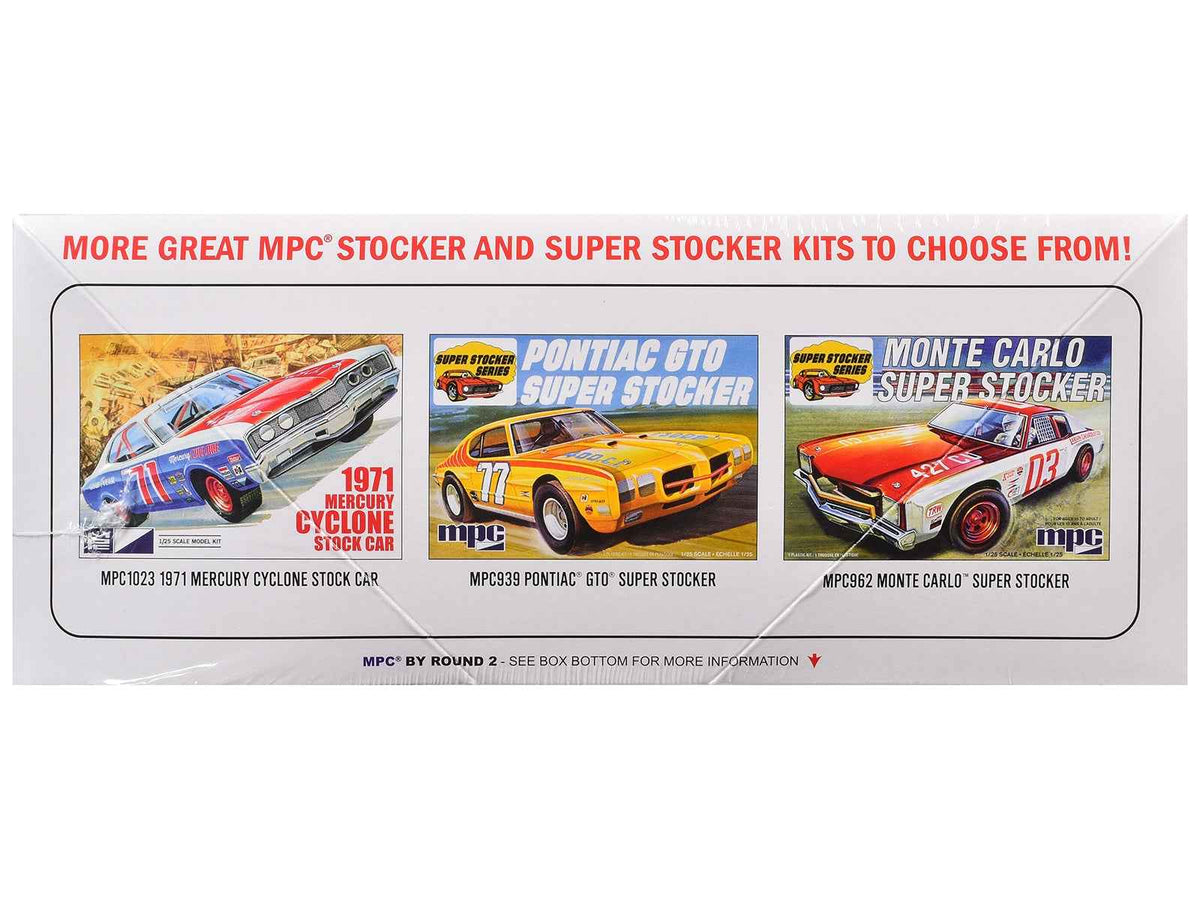 Miniature Motors 1/25 scale Skill 2 Ford Torino stock car model of Bobby Isaac by MPC, detailed view of the model car.