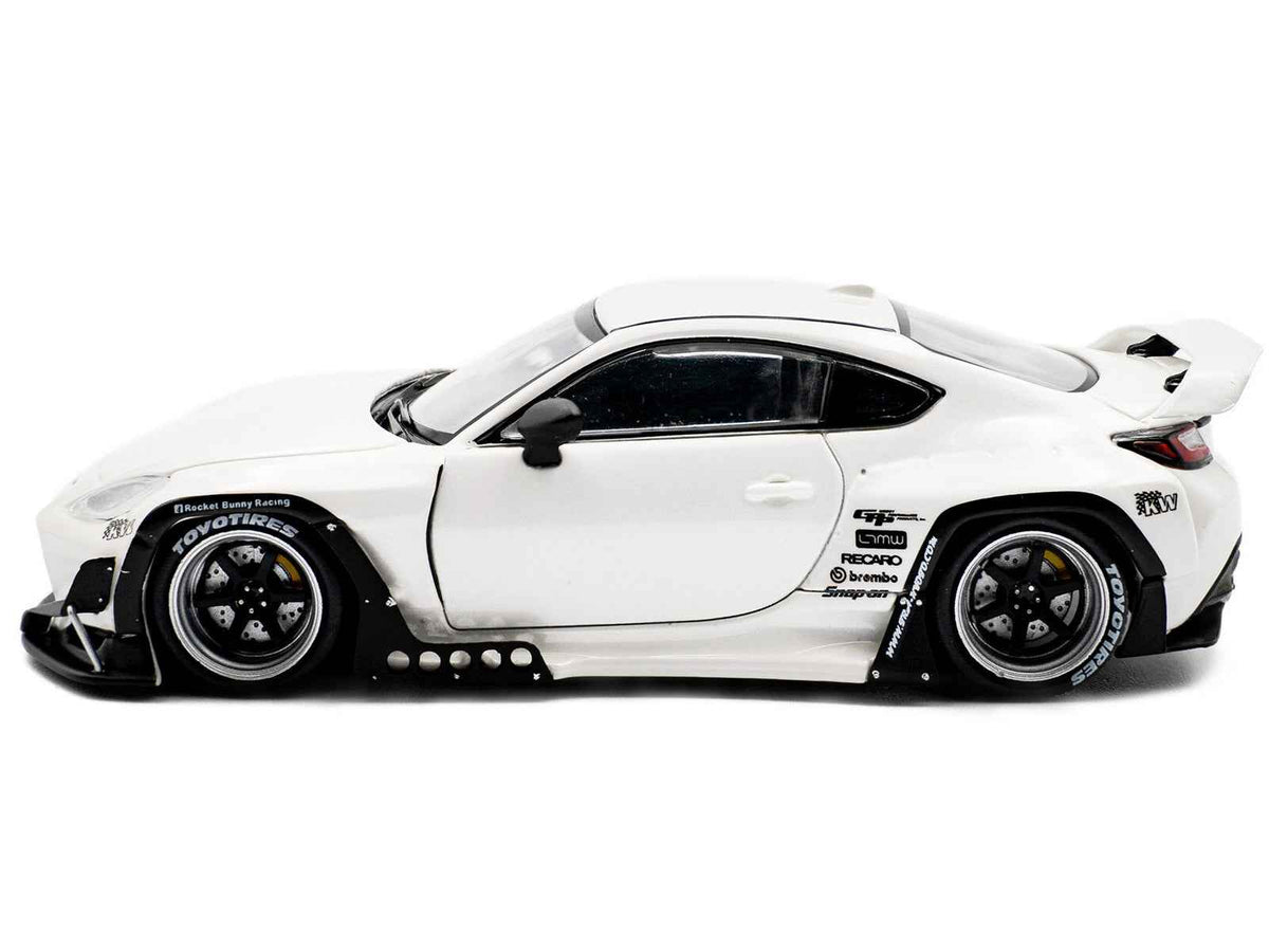 White metallic 1/43 Toyota GR86 diecast model car by Solido, detailed miniature of the 2022 Toyota Pandem GR86.