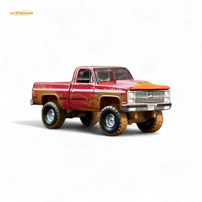 Auto World 1983 Chevrolet Silverado K10 4x4 Muddy Lifted 1:64 - Evergreen Kings